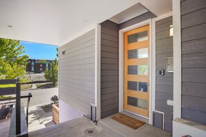 Exterior detail - Slofax House - Modern 3 Bedroom Home with Rooftop Hot Tub in Sloans Lake Denver (Denver)