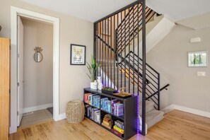 Interior - Slofax House - Modern 3 Bedroom Home with Rooftop Hot Tub in Sloans Lake Denver (Denver)