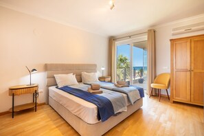2 bedrooms, iron/ironing board, free WiFi, bed sheets - Casa Onda Mirabaia,  beach apartment for 4 people (Lagos)