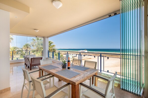 Outdoor dining - Casa Onda Mirabaia, beach apartment for 4 people (Lagos)