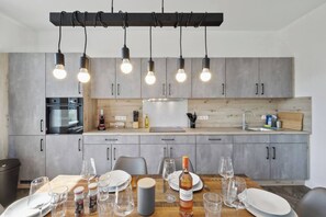 Réfrigérateur, four à micro-ondes, un four, surface de cuisson