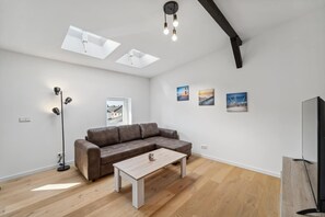 TV - Up to 4 people elevator close to the center (Wilhelmshaven)