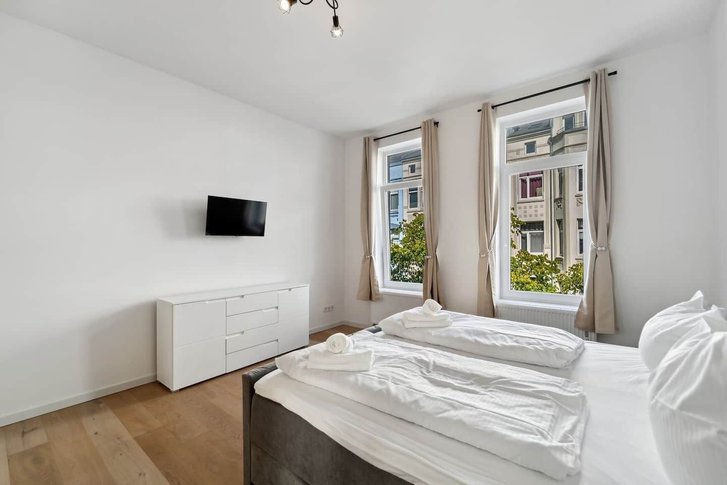 2 bedrooms, travel cot, free WiFi, bed sheets