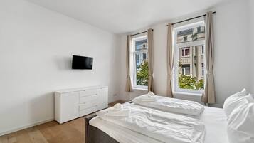 2 bedrooms, travel cot, free WiFi, bed sheets