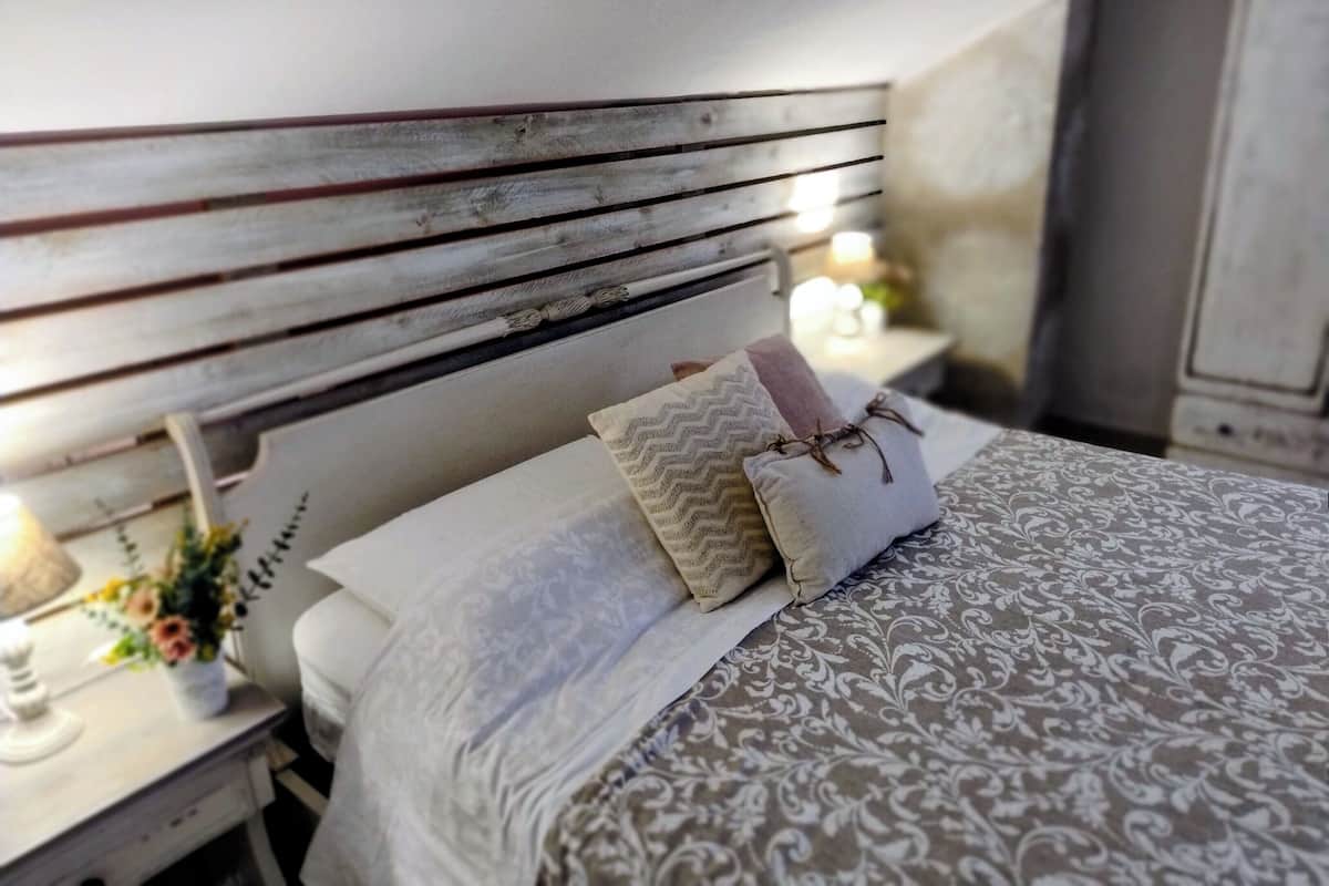 Dobbeltrom – comfort, utsikt mot høyde | Skrivebord og wi-fi (inkludert)