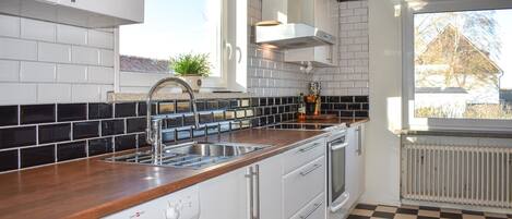 Fridge, oven, dishwasher, coffee/tea maker