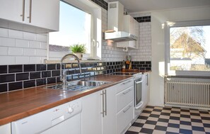 Fridge, oven, dishwasher, coffee/tea maker - Awesome home in Glmmingebro with WiFi (Glmmingebro)