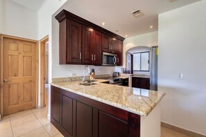 Refrigerador, cafetera y tetera, utensilios de cocina y comedor 