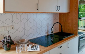 Kylskåp, ugn, spishäll och diskmaskin