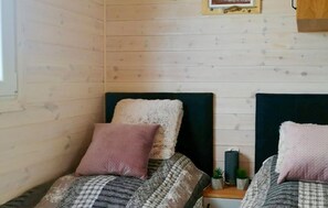 2 bedrooms, free WiFi, bed sheets - Amazing home in Wapnica with sauna (Wapnica)