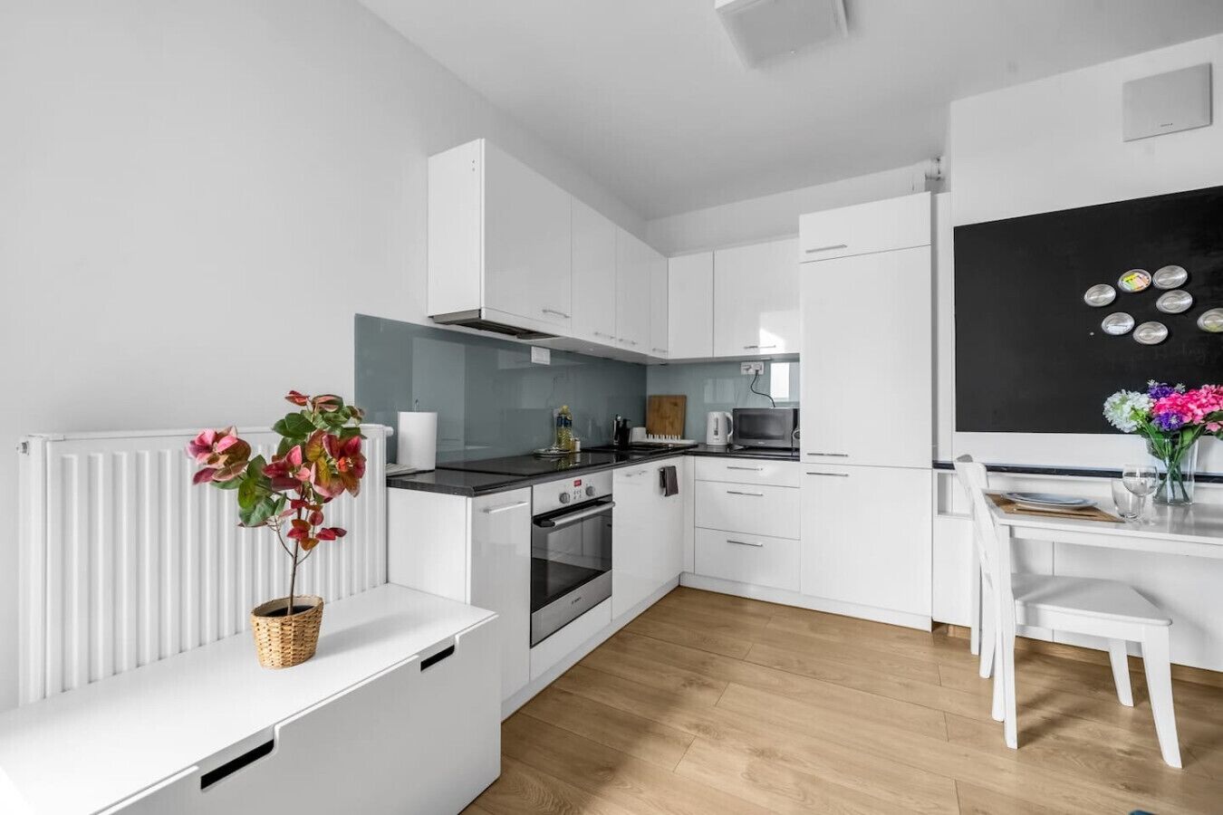 Kylskåp, mikrovågsugn, ugn och spishäll