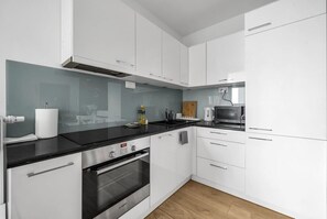 Réfrigérateur, four à micro-ondes, un four, surface de cuisson