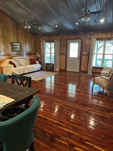 Lovely cabin with AC in charming Shelbyville
Close to Lake Toledo Bend.