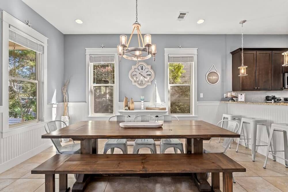 Family Friendly 4-bedroom house! Walk to beach and nearby shops and restaurants!