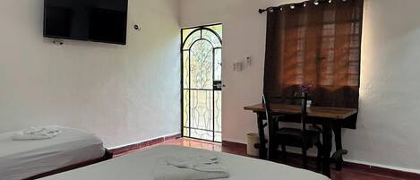 Escritorio, wifi gratis y ropa de cama