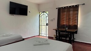 Kamar Triple Basic | Meja kerja, Wi-Fi gratis, dan seprai linen
