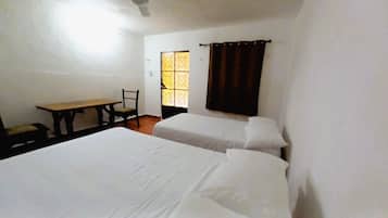 غرفة ثلاثية بتجهيزات أساسية | مكتب وواي فاي مجانًا وملاءات أسرّة