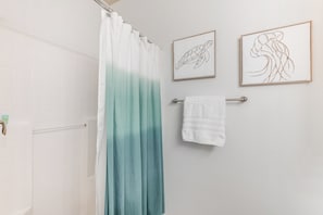 Douche, séchoir à cheveux, serviettes fournies, savon