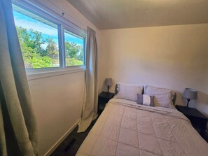 3 habitaciones, escritorio y tabla de planchar con plancha