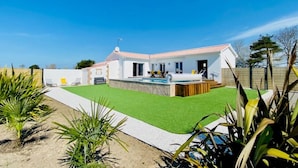 Uma casa moderna com piscina, um pátio e um gramado bem cuidado.