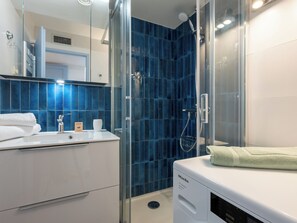 Shower, hair dryer, towels