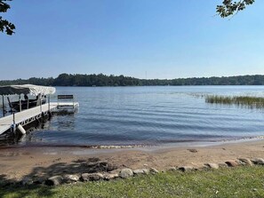 在海滩、沙滩椅