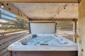 Outdoor spa tub - Coastal Retreat with Beautiful views-completely updated for a cozy stay! (Kitty Hawk)
