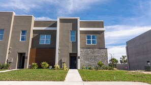 Front of property - Doppio Westside (Davenport)