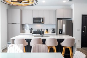 Refrigerador con freezer, microondas, horno, lavavajillas