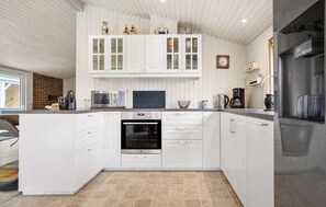 Microwave, stovetop, dishwasher, coffee/tea maker - 3 bedroom beautiful home in Thisted (Thisted)
