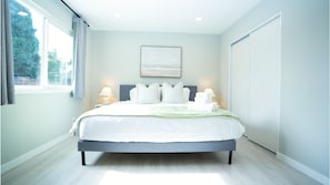 5 bedrooms, iron/ironing board, WiFi, bed sheets