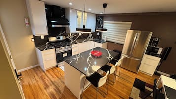 Køleskab, mikrobølgeovn, ovn, kogeplade