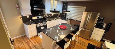 KĂŒhlschrank, Mikrowelle, Ofen, Herdplatte