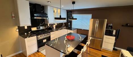 Réfrigérateur, micro-ondes, four, plaque de cuisson