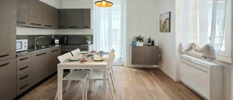 Fridge, microwave, dishwasher, cookware/dishes/utensils