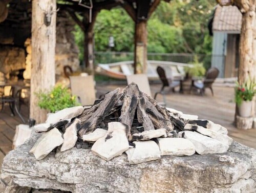 Bear's Den w/kitchen/ Pool/Fire pit/WIFI/ SmartTV