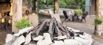 Bear's Den w/kitchen/ Pool/Fire pit/WIFI/ SmartTV