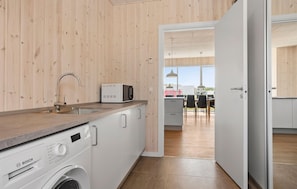 Kylskåp, spishäll, diskmaskin och kaffe- och tebryggare