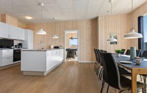 Réfrigérateur, plaque de cuisson, lave-vaisselle, cafetière/bouilloire