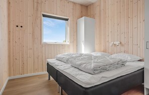 4 bedrooms, travel cot, free WiFi