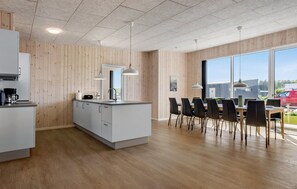 Kylskåp, spishäll, diskmaskin och kaffe- och tebryggare