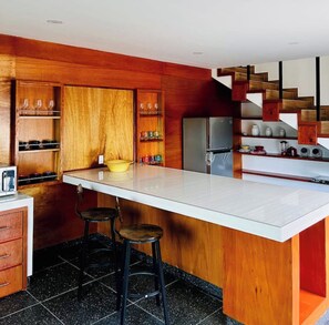 Microondas, horno, cafetera/tetera, tostadora