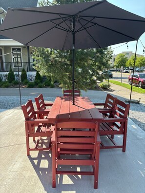 Outdoor dining - Stay near Grand Haven Beach & Downtown (Grand Haven)
