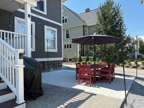 Outdoor dining - Stay near Grand Haven Beach & Downtown (Grand Haven)