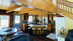 Interior - Catch'em AK - Kenai Lodge (Soldotna)