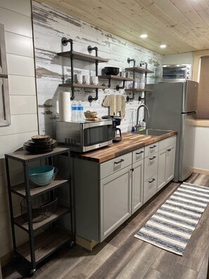 Kjøleskap, mikrobølgeovn, kaffetrakter/tekoker og brødrister