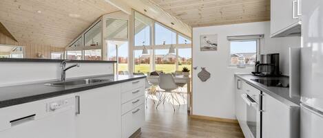 Réfrigérateur, un four, surface de cuisson, lave-vaisselle