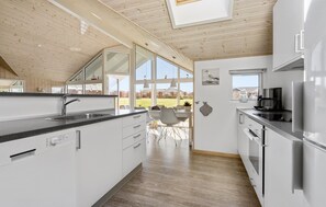 Fridge, oven, stovetop, dishwasher - Beautiful home in Bogense with WiFi (Bogense)
