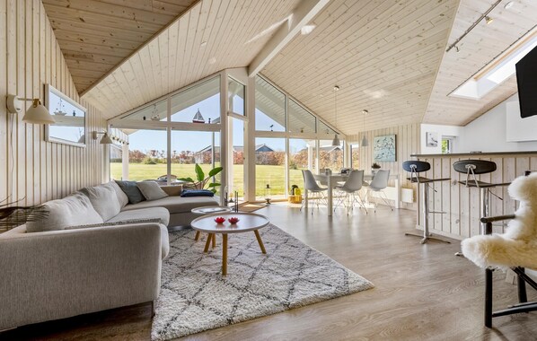 Smart TV, fireplace - Beautiful home in Bogense with WiFi (Bogense)