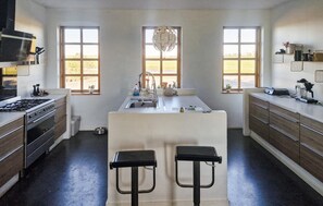 Réfrigérateur, surface de cuisson, lave-vaisselle, cafetière-théière